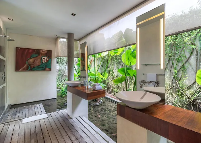 Stunning 4 Bed, Butler Service, Security, Central Seminyak 