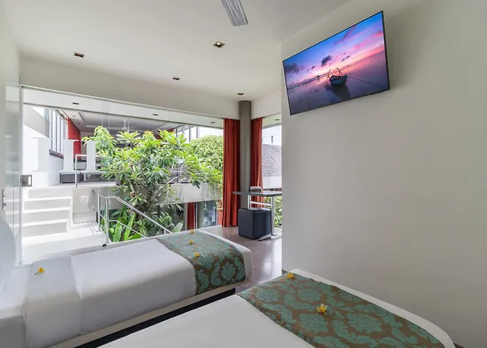 Stunning 4 Bed, Butler Service, Security, Central Seminyak 